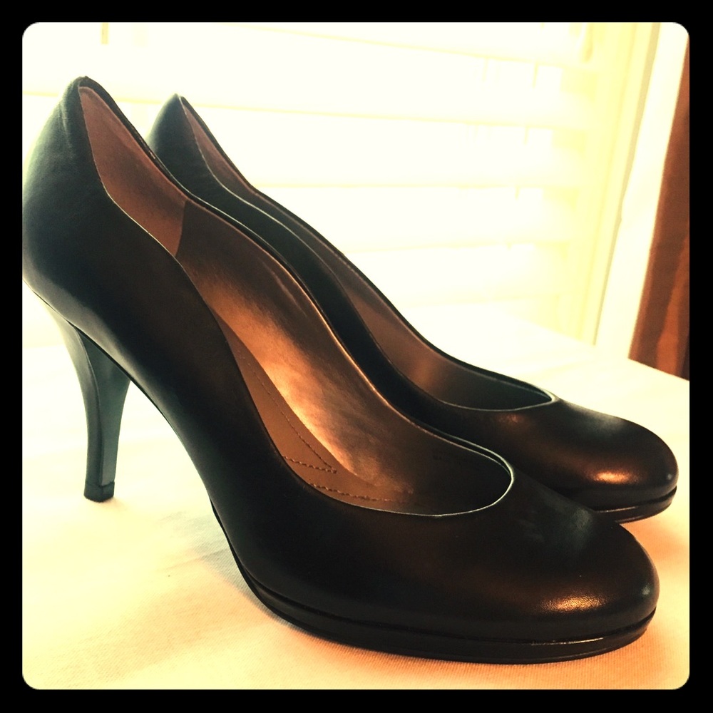 Tahari Black Leather Colette Pumps